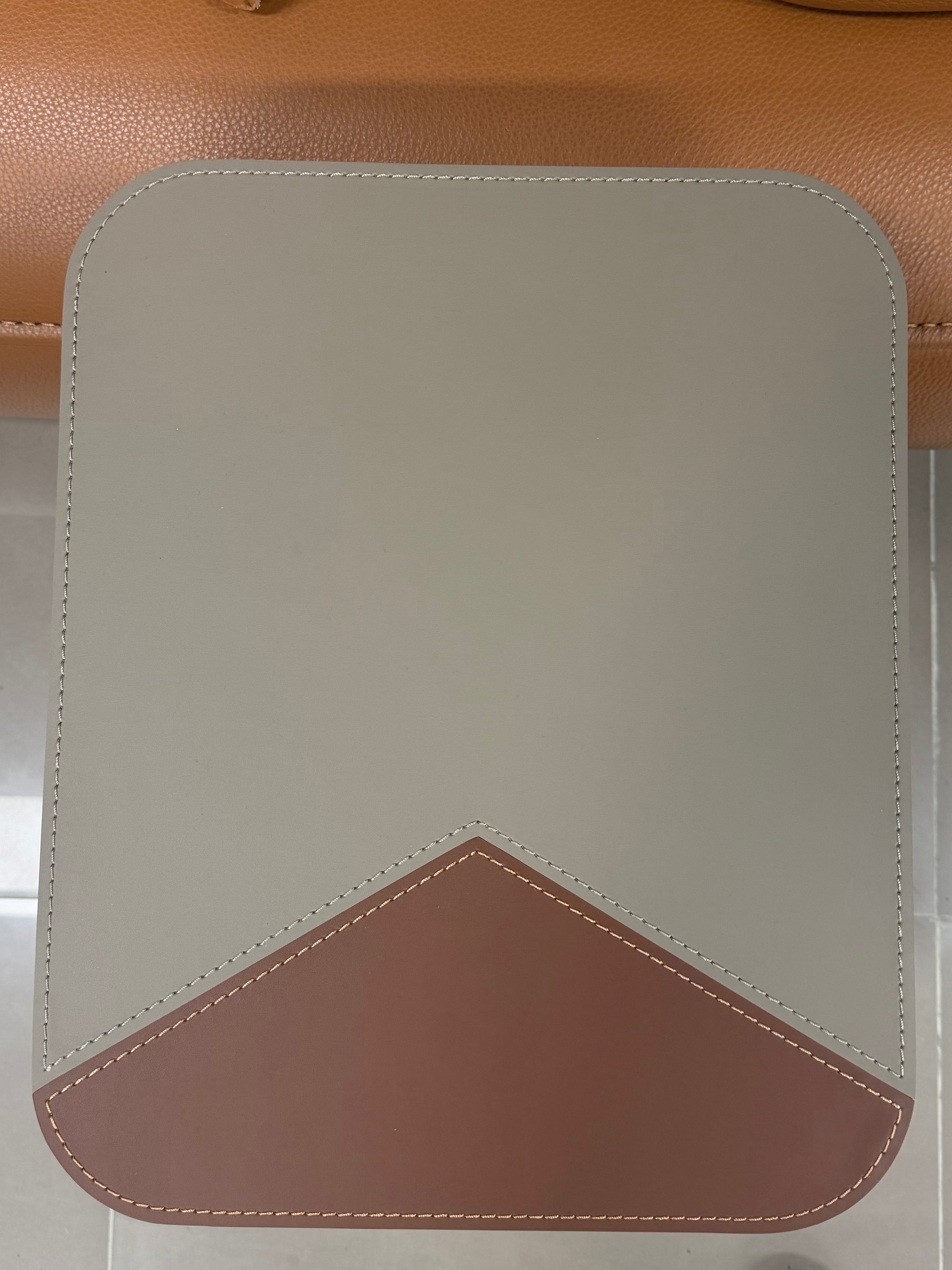 ტყავის გვერდითი მაგიდა