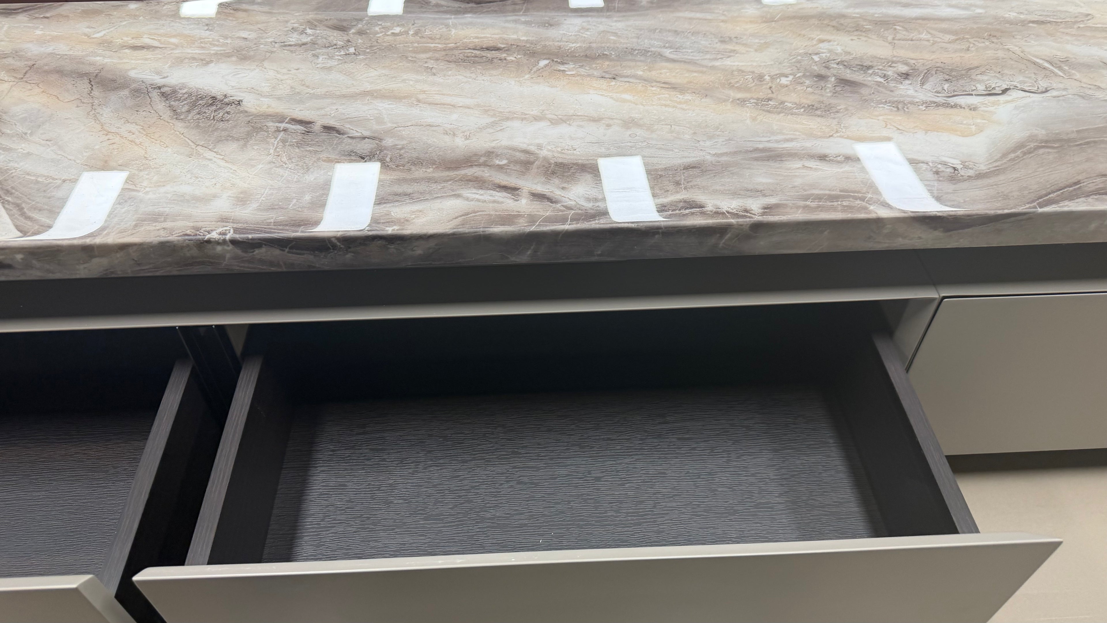 მარმარილოს TV მაგიდა